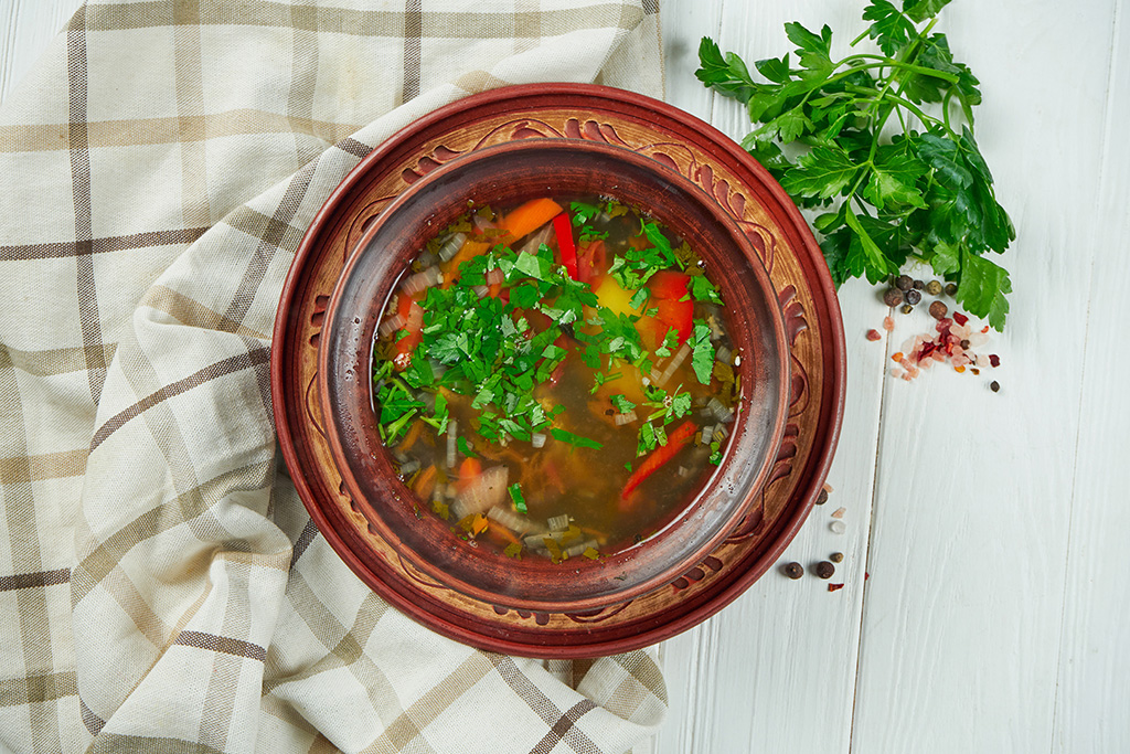 bg-close-up-view-chorba-soup-stew-with-beef-herbs-hot-pepper-brown-bowl-wooden-background-traditional-turkish-cuisine.jpg