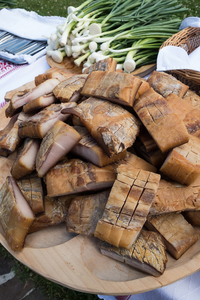 ro-smoked-lard-slanina-wooden-plate-romanian-traditional-food.jpg